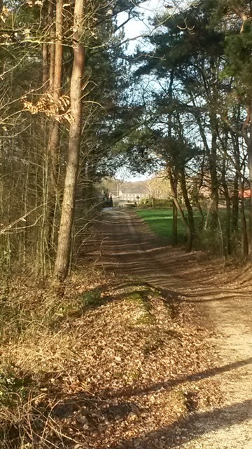 Wandelen met de boerderij op de achtergrond